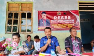 Anggota DPRD SBD, Octavianus Dapa Talu (tengah), Kabag Ranwas DPRD SBD, Monika Danur (kiri), dan Pj Kepala Desa Wee Baghe, Yosep Tamo Ama (Kanan), saat reses di Desa Wee Baghe (AH/Suarajarmas.id)