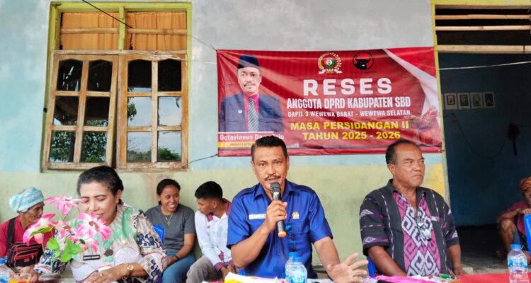 Anggota DPRD SBD, Octavianus Dapa Talu (tengah), Kabag Ranwas DPRD SBD, Monika Danur (kiri), dan Pj Kepala Desa Wee Baghe, Yosep Tamo Ama (Kanan), saat reses di Desa Wee Baghe (AH/Suarajarmas.id)