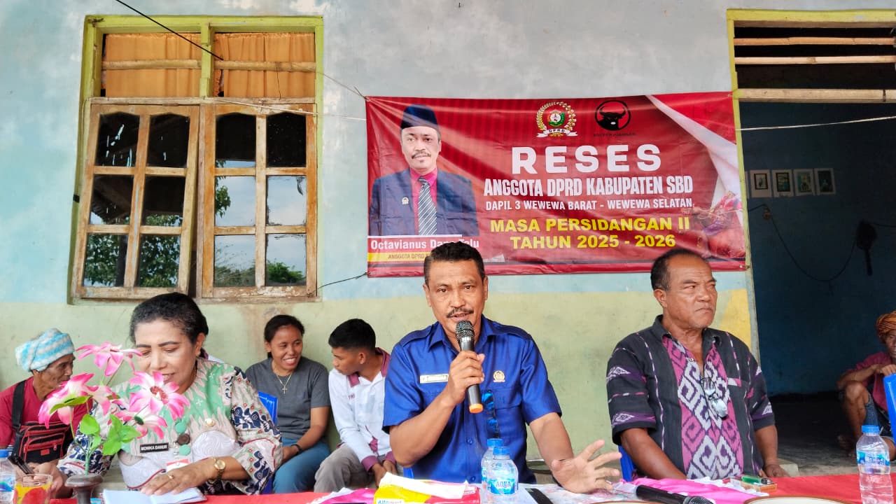 Anggota DPRD SBD, Octavianus Dapa Talu (tengah), Kabag Ranwas DPRD SBD, Monika Danur (kiri), dan Pj Kepala Desa Wee Baghe, Yosep Tamo Ama (Kanan), saat reses di Desa Wee Baghe (AH/Suarajarmas.id)