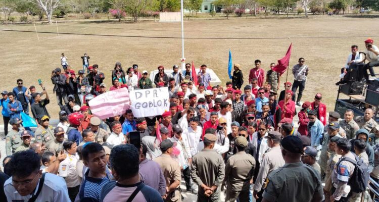 Cipayung Plus Kabupaten Sumba Barat Daya (SBD) gelar demo di DPRD SBD (AH/Suarajarmas.id)