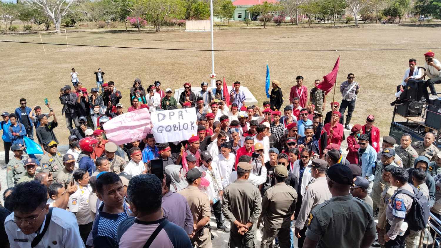 Cipayung Plus Kabupaten Sumba Barat Daya (SBD) gelar demo di DPRD SBD (AH/Suarajarmas.id)