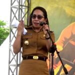 Bupati Sumba Barat Daya, Ratu Ngadu Bonu Wulla, saat memberikan sambutan pada finis etape 5 Tour de EnTeTe 2025 (Johan Sogara/Lintas Sumba)