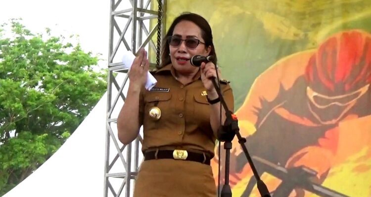 Bupati Sumba Barat Daya, Ratu Ngadu Bonu Wulla, saat memberikan sambutan pada finis etape 5 Tour de EnTeTe 2025 (Johan Sogara/Lintas Sumba)