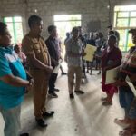 Warga Desa Persiapan Pu'u Naga, Wewewa Selatan, terima sertifikat tanah dari BPN (DH/Suarajarmas.id)