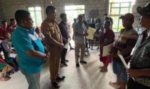 Warga Desa Persiapan Pu'u Naga, Wewewa Selatan, terima sertifikat tanah dari BPN (DH/Suarajarmas.id)