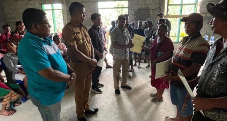 Warga Desa Persiapan Pu'u Naga, Wewewa Selatan, terima sertifikat tanah dari BPN (DH/Suarajarmas.id)