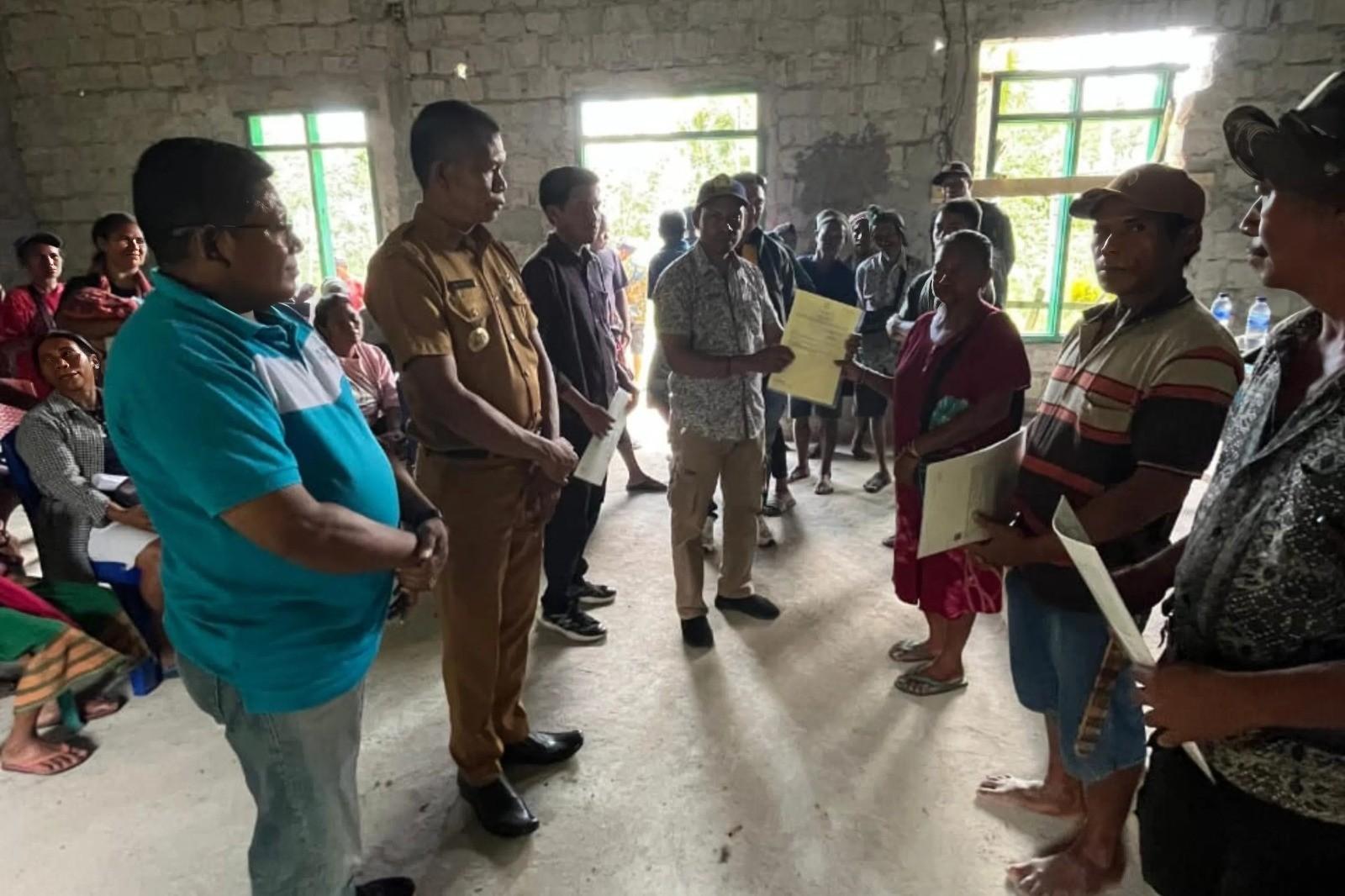 Warga Desa Persiapan Pu'u Naga, Wewewa Selatan, terima sertifikat tanah dari BPN (DH/Suarajarmas.id)