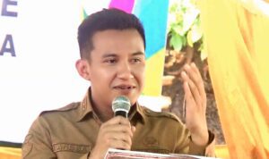 Wakil Bupati SBD, Dominikus Alphawan Rangga Kaka, saat memberikan sambutan dalam serah terima Program Electrifying Agriculture (Air Pertanian Berbasis Listrik) di Desa Wee Rena (Johan Sogara/Lintas Sumba)