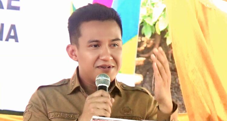 Wakil Bupati SBD, Dominikus Alphawan Rangga Kaka, saat memberikan sambutan dalam serah terima Program Electrifying Agriculture (Air Pertanian Berbasis Listrik) di Desa Wee Rena (Johan Sogara/Lintas Sumba)