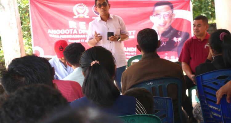 Anggota DPRD Provinsi Nusa Tenggara Timur (NTT), Antonius Landi, saat reses di Desa Kadi Pada, Kota Tambolaka (AH/Lintas Sumba)
