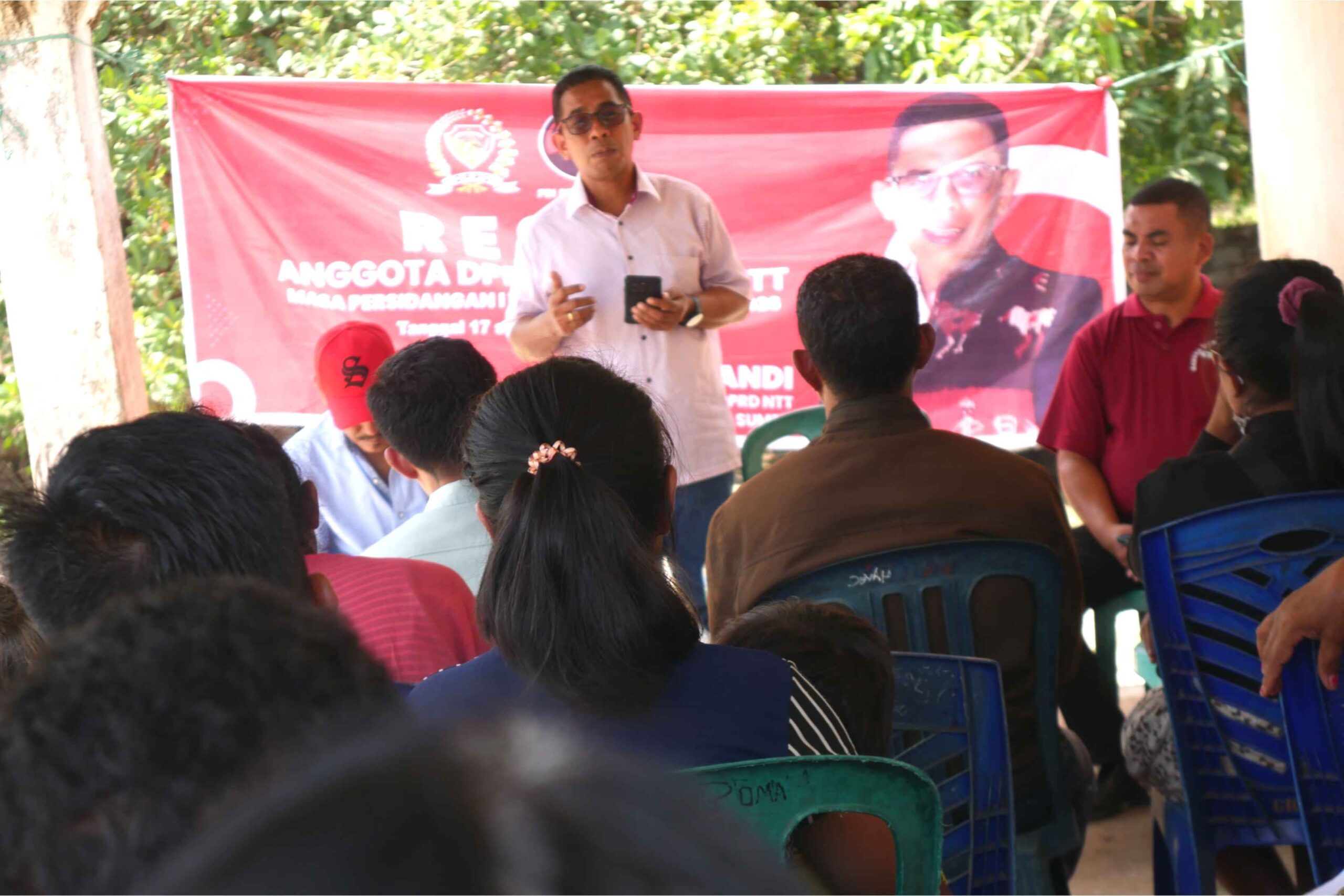 Anggota DPRD Provinsi Nusa Tenggara Timur (NTT), Antonius Landi, saat reses di Desa Kadi Pada, Kota Tambolaka (AH/Lintas Sumba)