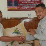 Anggota DPRD SBD, Octavianus Dapa Talu, saat menyerahkan bibit padi secara simbolis kepada Ketua Kelompok Tani Lede Moripa, Agustinus Malo (AH/Suarajarmas.id)