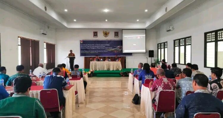 Penjabat (Pj) Sekretaris Daerah (Sekda) Kabupaten Sumba Barat Daya (SBD), Drs. Edmundus H. Nau, mewakili Bupati SBD dalam kegiatan Sosialisasi Perda Nomor 4 Tahun 2024 tentang Rencana Tata Ruang Wilayah (RTRW) Provinsi Nusa Tenggara Timur (NTT) Tahun 2024–2043