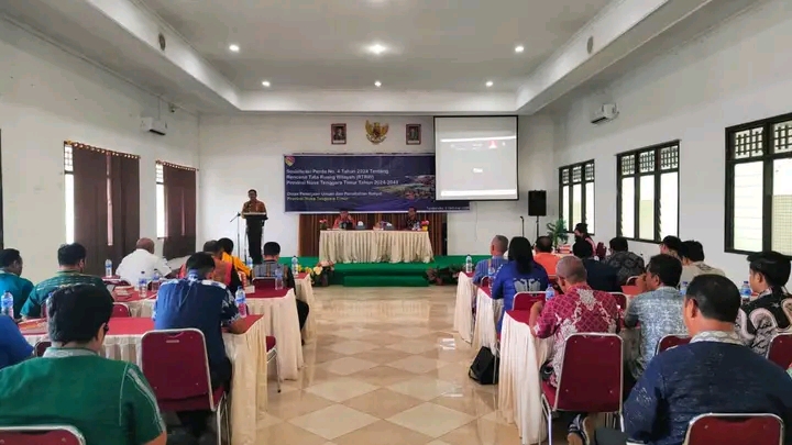 Penjabat (Pj) Sekretaris Daerah (Sekda) Kabupaten Sumba Barat Daya (SBD), Drs. Edmundus H. Nau, mewakili Bupati SBD dalam kegiatan Sosialisasi Perda Nomor 4 Tahun 2024 tentang Rencana Tata Ruang Wilayah (RTRW) Provinsi Nusa Tenggara Timur (NTT) Tahun 2024–2043