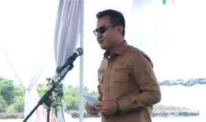 Wakil Bupati SBD, Dominikus Alphawan Rangga Kaka, saat memberikan sambutan dalam peringatan Hari Pariwisata Dunia 2025 di Desa Wisata Pero Konda, Kecamatan Kodi (Kominfo SBD/Lintas Sumba)