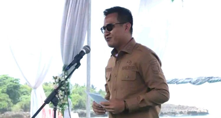 Wakil Bupati SBD, Dominikus Alphawan Rangga Kaka, saat memberikan sambutan dalam peringatan Hari Pariwisata Dunia 2025 di Desa Wisata Pero Konda, Kecamatan Kodi (Kominfo SBD/Lintas Sumba)
