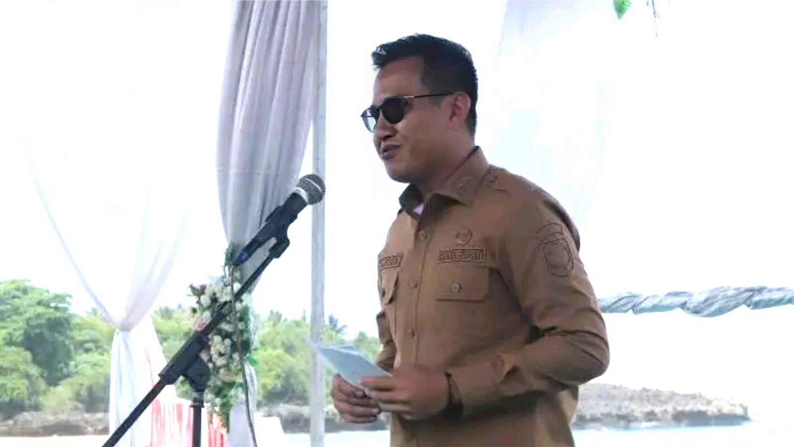 Wakil Bupati SBD, Dominikus Alphawan Rangga Kaka, saat memberikan sambutan dalam peringatan Hari Pariwisata Dunia 2025 di Desa Wisata Pero Konda, Kecamatan Kodi (Kominfo SBD/Lintas Sumba)