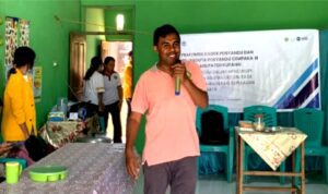 BetterImage_1759843555979 Dosen Prodi Gizi FKM UNDANA Kupang, Marselinus Laga Nur, S.KM., M.Kes, saat memberikan sosialisasi terkait pemenuhan gizi anak dengan PMT berbasi pangan lokal (Johan Sogara/Lintas Sumba)
