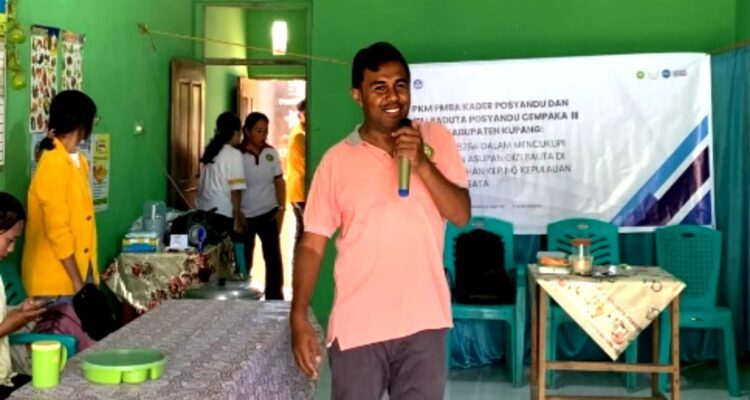 Dosen Prodi Gizi FKM UNDANA Kupang, Marselinus Laga Nur, S.KM., M.Kes, saat memberikan sosialisasi terkait pemenuhan gizi anak dengan PMT berbasi pangan lokal (Johan Sogara/Lintas Sumba)