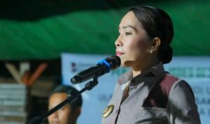 Bupati SBD Ratu Wulla Bupati Sumba Barat Daya (SBD), Ratu Ngadu Bonu Wulla, saat memberikan sambutan dalam acara penyalaan perdana jaringan listrik di Desa Rada Loko (Johan Sogara/Lintas Sumba)