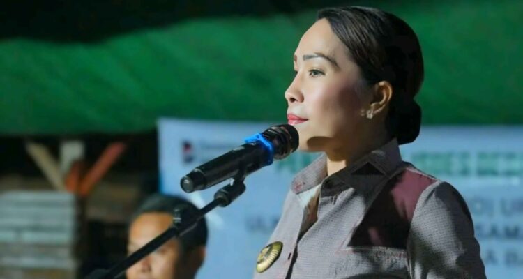 Bupati Sumba Barat Daya (SBD), Ratu Ngadu Bonu Wulla, saat memberikan sambutan dalam acara penyalaan perdana jaringan listrik di Desa Rada Loko (Johan Sogara/Lintas Sumba)