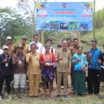 Bupati Sumba Tengah, Paulus S. K. Limu, saat lounching program inovatif PK-POM Model di Desa Mbilur Pangadu (DH/Suarajarmas.id)