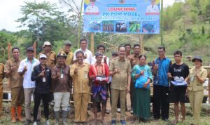 IMG-20250930-WA0042 Bupati Sumba Tengah, Paulus S. K. Limu, saat lounching program inovatif PK-POM Model di Desa Mbilur Pangadu (DH/Suarajarmas.id)