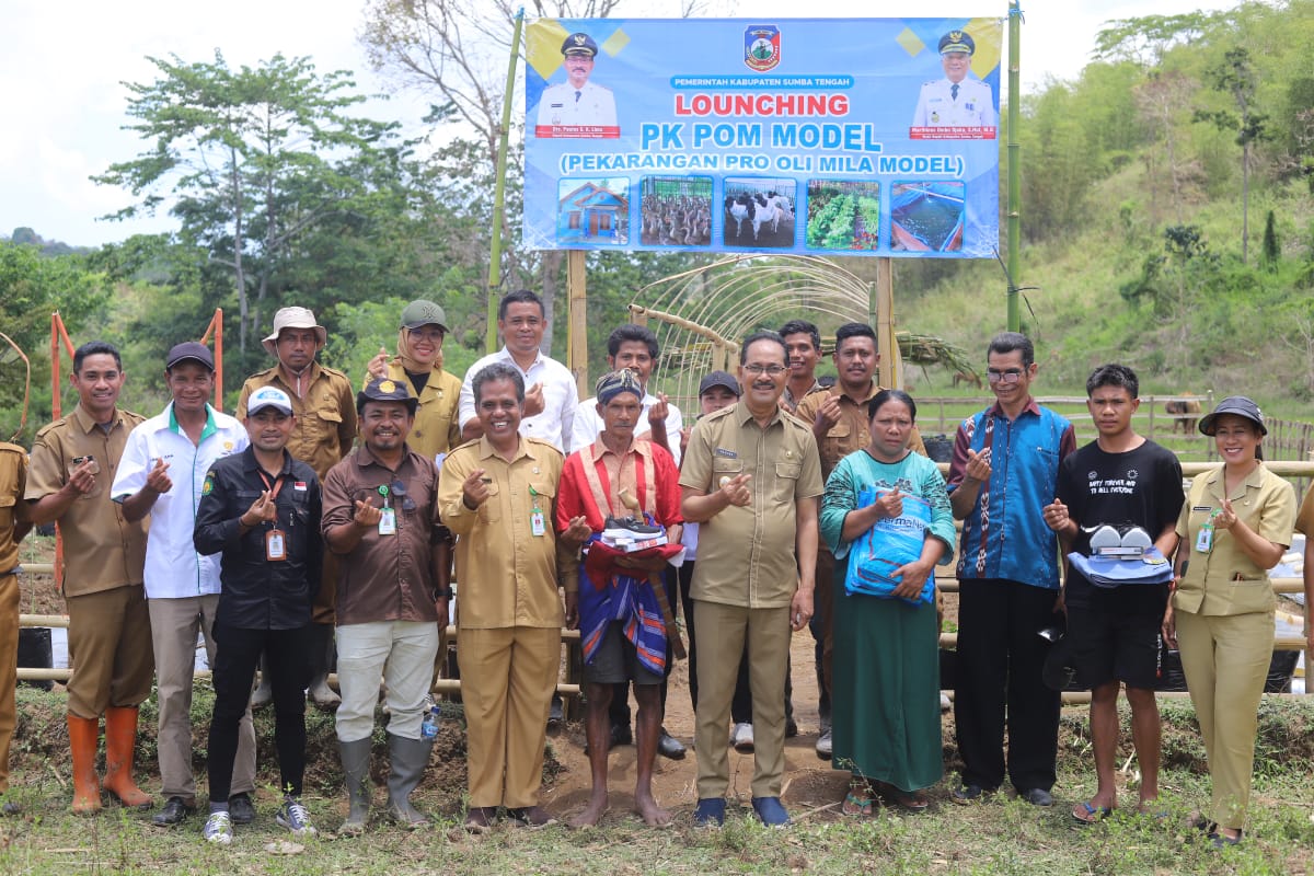 Bupati Sumba Tengah, Paulus S. K. Limu, saat lounching program inovatif PK-POM Model di Desa Mbilur Pangadu (DH/Suarajarmas.id)