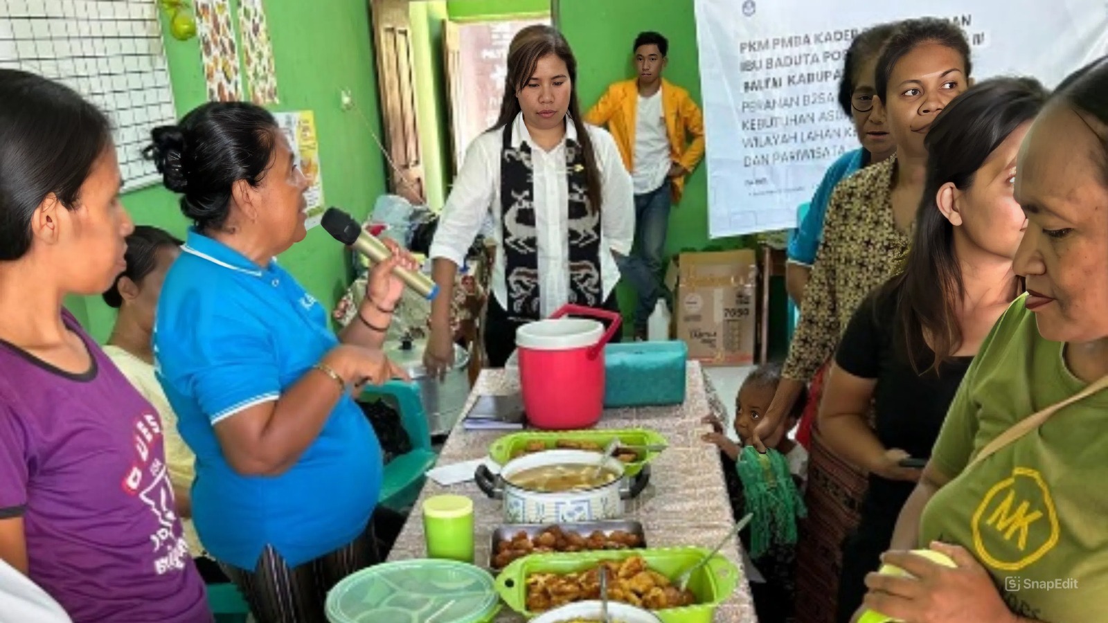 Pemberian Makanan Tambahan (PMT) Berbasis Pangan Lokal kepada anak-anak (Johan Sogara/Lintas Sumba)