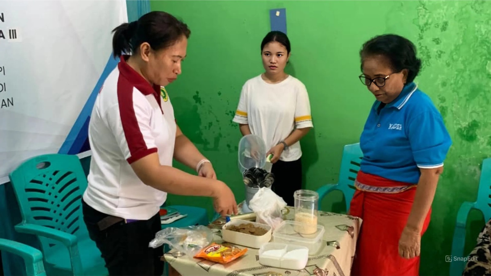 Praktik Pengolahan Pangan Lokal implementasi B2SA Pemenuhan Gizi Anak Balita oleh Dosen Prodi Gizi FKM UNDANA Kupang, Anna Henny Talahatu, S.Pi., M.Si, kepada kader posyandu (Johan Sogara/Lintas Sumba)