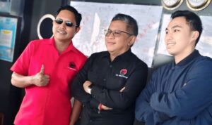 Kiri ke kanan: Ketua DPD PDI Perjuangan Provinsi NTT tahun 2025 - 2030, Yunus Huhu Takandewa, Sekjen PDI Perjuangan, Hasto Kristiyanto, dan Anggota DPR RI PDI Perjuangan, Stevano Rizki Adranacus (AH/Suarajarmas.id)