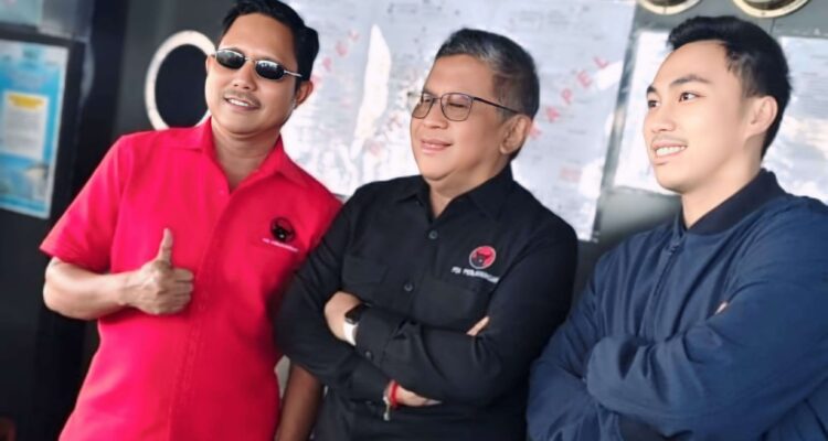 Kiri ke kanan: Ketua DPD PDI Perjuangan Provinsi NTT tahun 2025 - 2030, Yunus Huhu Takandewa, Sekjen PDI Perjuangan, Hasto Kristiyanto, dan Anggota DPR RI PDI Perjuangan, Stevano Rizki Adranacus (AH/Suarajarmas.id)