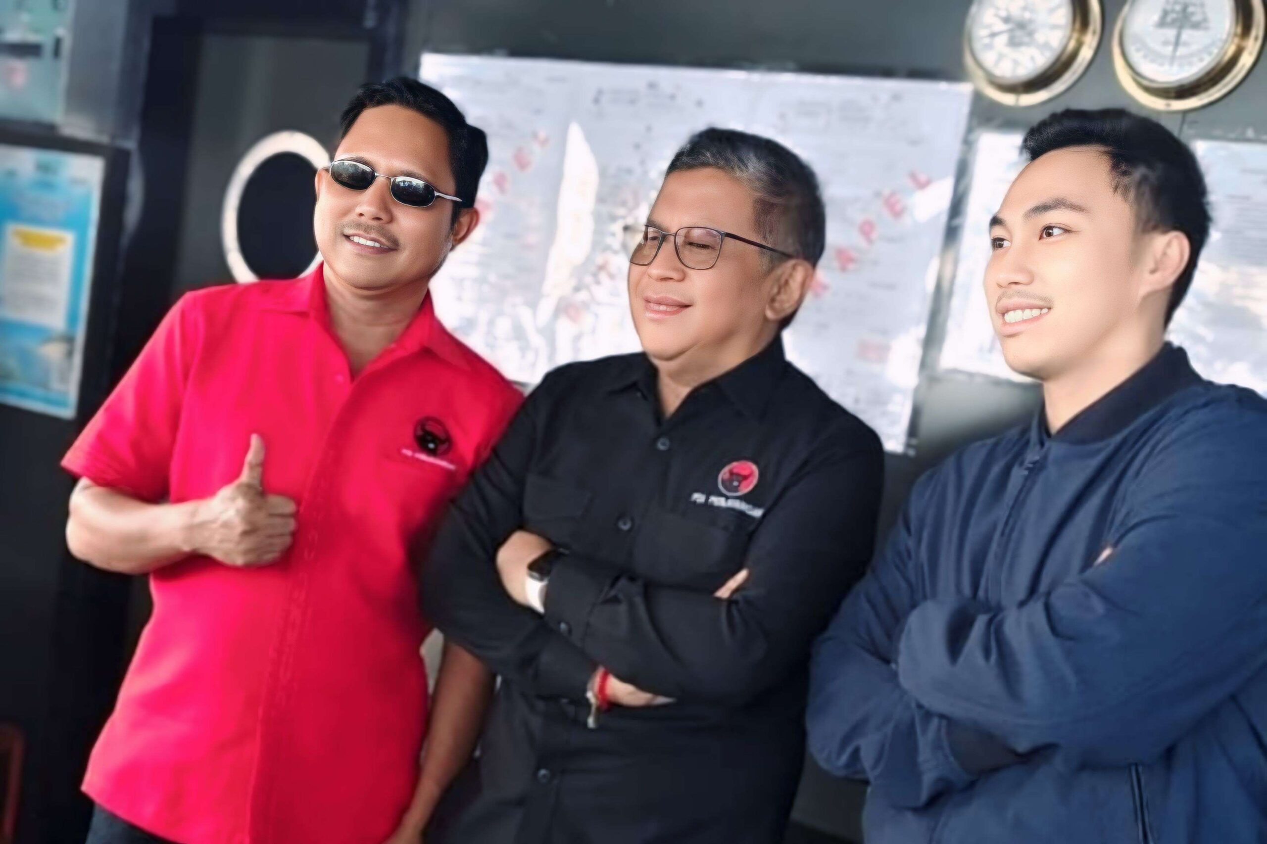 Kiri ke kanan: Ketua DPD PDI Perjuangan Provinsi NTT tahun 2025 - 2030, Yunus Huhu Takandewa, Sekjen PDI Perjuangan, Hasto Kristiyanto, dan Anggota DPR RI PDI Perjuangan, Stevano Rizki Adranacus (AH/Suarajarmas.id)