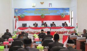 Rapat Paripurna DPRD dalam rangka pengambilan sumpah/janji Pengganti Antar Waktu (PAW) anggota DPRD SBD (DH/Suarajarmas.id)