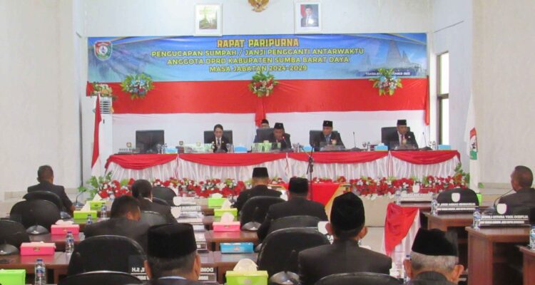 Rapat Paripurna DPRD dalam rangka pengambilan sumpah/janji Pengganti Antar Waktu (PAW) anggota DPRD SBD (DH/Suarajarmas.id)