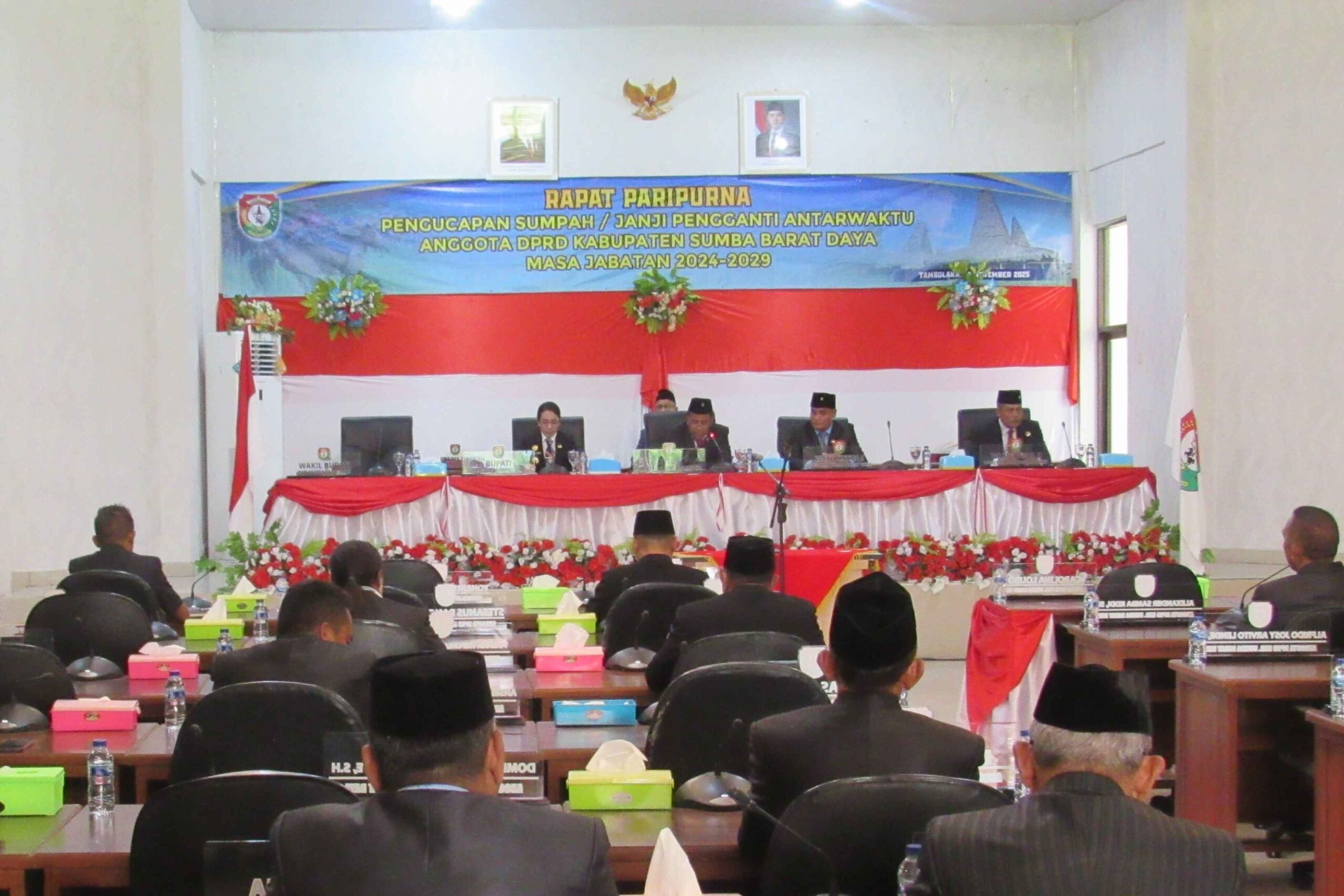 Rapat Paripurna DPRD dalam rangka pengambilan sumpah/janji Pengganti Antar Waktu (PAW) anggota DPRD SBD (DH/Suarajarmas.id)