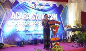 Bupati SBD, Ratu Ngadu Bonu Wulla, saat memberikan sambutan dalam acara syukuran HUT ke-80 Korps Brimob Polri di Mako Brimob SBD (DH/Suarajarmas.id)