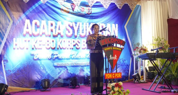 Bupati SBD, Ratu Ngadu Bonu Wulla, saat memberikan sambutan dalam acara syukuran HUT ke-80 Korps Brimob Polri di Mako Brimob SBD (DH/Suarajarmas.id)