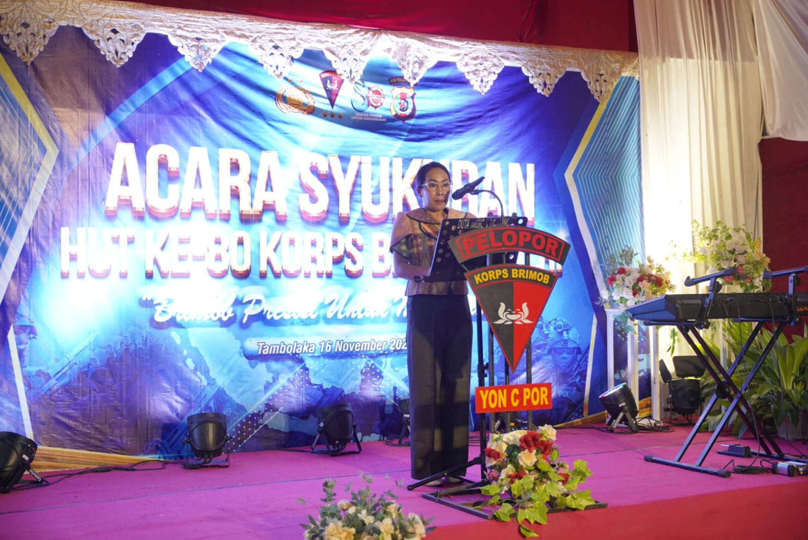 Bupati SBD, Ratu Ngadu Bonu Wulla, saat memberikan sambutan dalam acara syukuran HUT ke-80 Korps Brimob Polri di Mako Brimob SBD (DH/Suarajarmas.id)