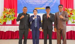 Kiri ke kanan: Wakil Ketua II DPD SBD, Yusuf Bora, Bupati SBD, Ratu Ngadu Bonu Wulla, Sekda SBD, Etmundus N. Nau, dan Wakil Ketua I DPRD SBD, Thomas T. Dendo (Suarajarmas.id)