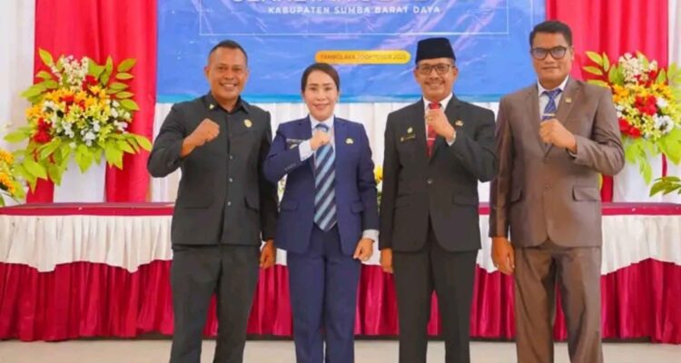 Kiri ke kanan: Wakil Ketua II DPD SBD, Yusuf Bora, Bupati SBD, Ratu Ngadu Bonu Wulla, Sekda SBD, Etmundus N. Nau, dan Wakil Ketua I DPRD SBD, Thomas T. Dendo (Suarajarmas.id)