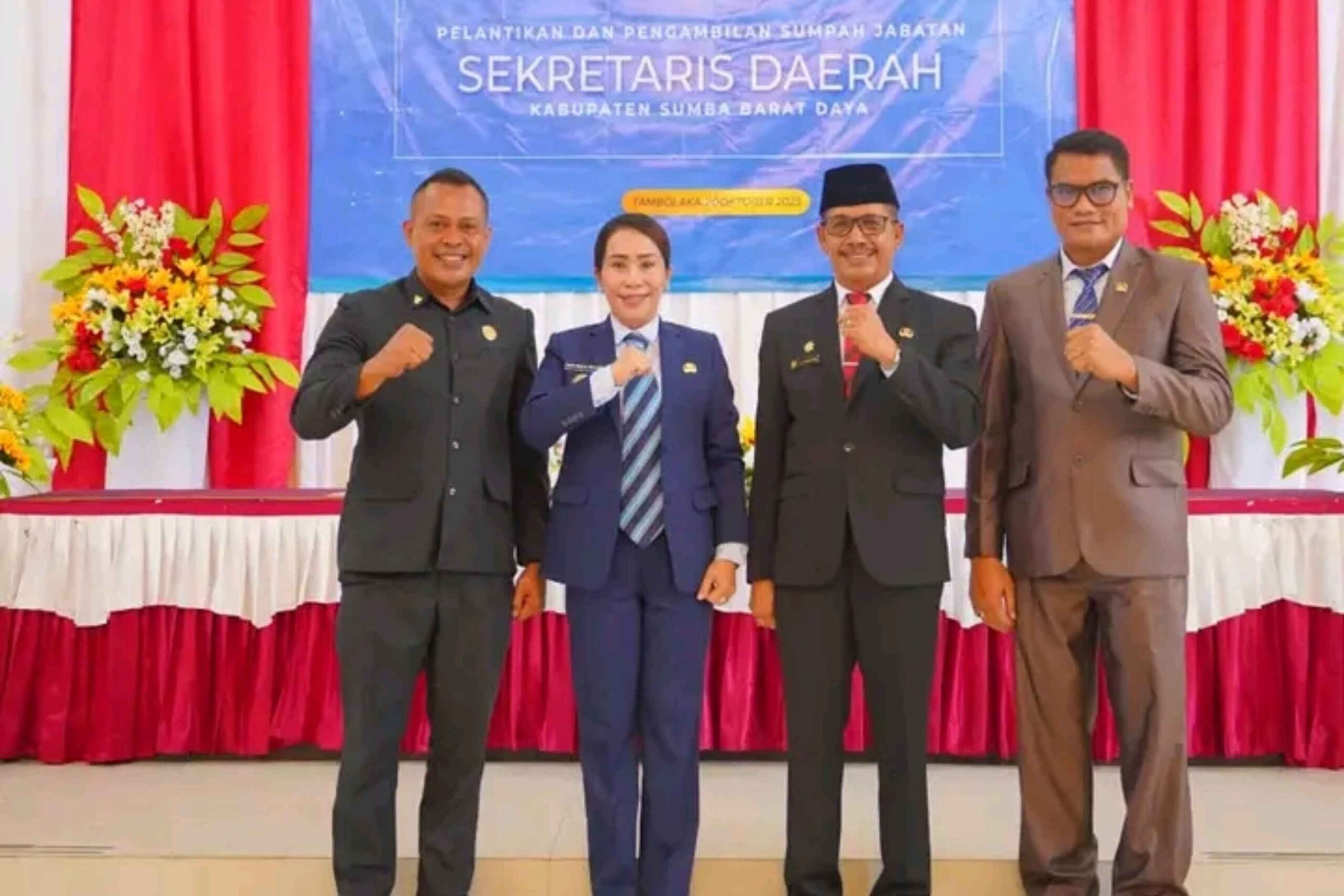 Kiri ke kanan: Wakil Ketua II DPD SBD, Yusuf Bora, Bupati SBD, Ratu Ngadu Bonu Wulla, Sekda SBD, Etmundus N. Nau, dan Wakil Ketua I DPRD SBD, Thomas T. Dendo (Suarajarmas.id)