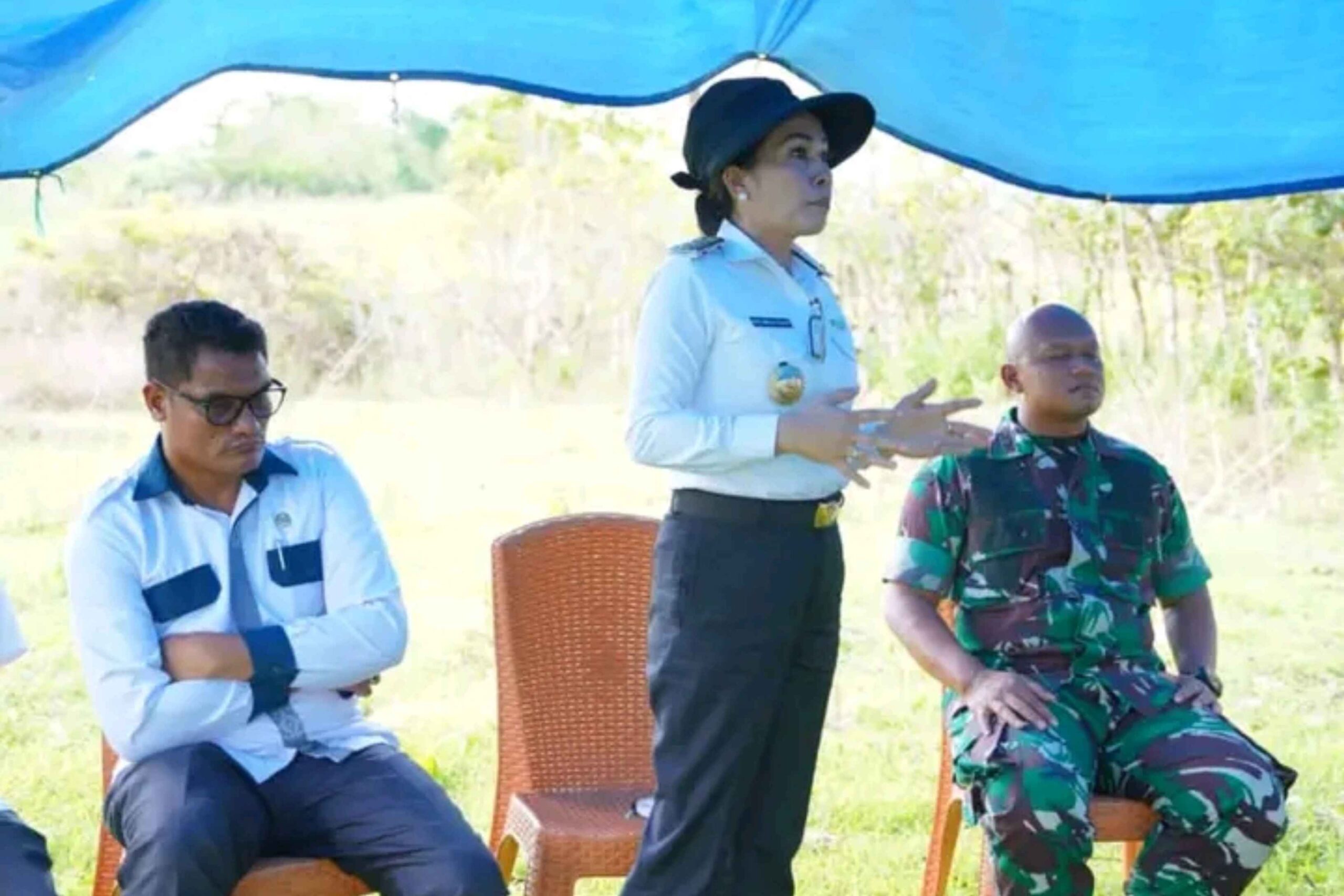 Bupati SBD, Ratu Ngadu Bonu Wulla, didampingi Dandim 1629/SBD dan Para Pimpinan OPD Kabupaten SBD, lakukan kunjungan dan pemantauan lokasi pembangunan Batalyon TP Ketahanan Pangan (Suarajarmas.id)