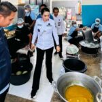 Bupati SBD, Ratu Ngadu Bonu Wulla, saat sidak di salah satu dapur umum MBG (Suarajarmas.id)