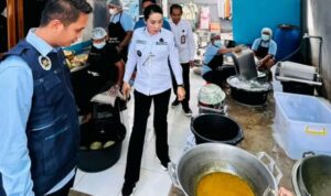 Bupati SBD, Ratu Ngadu Bonu Wulla, saat sidak di salah satu dapur umum MBG (Suarajarmas.id)