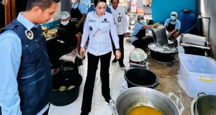 Bupati SBD, Ratu Ngadu Bonu Wulla, saat sidak di salah satu dapur umum MBG (Suarajarmas.id)