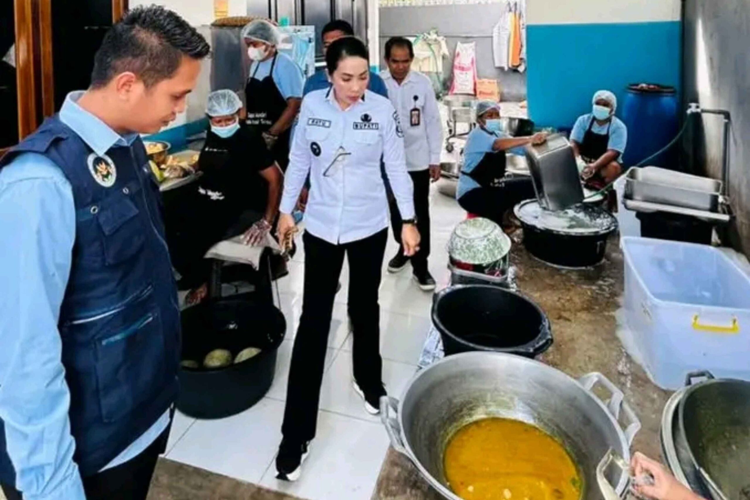 Bupati SBD, Ratu Ngadu Bonu Wulla, saat sidak di salah satu dapur umum MBG (Suarajarmas.id)