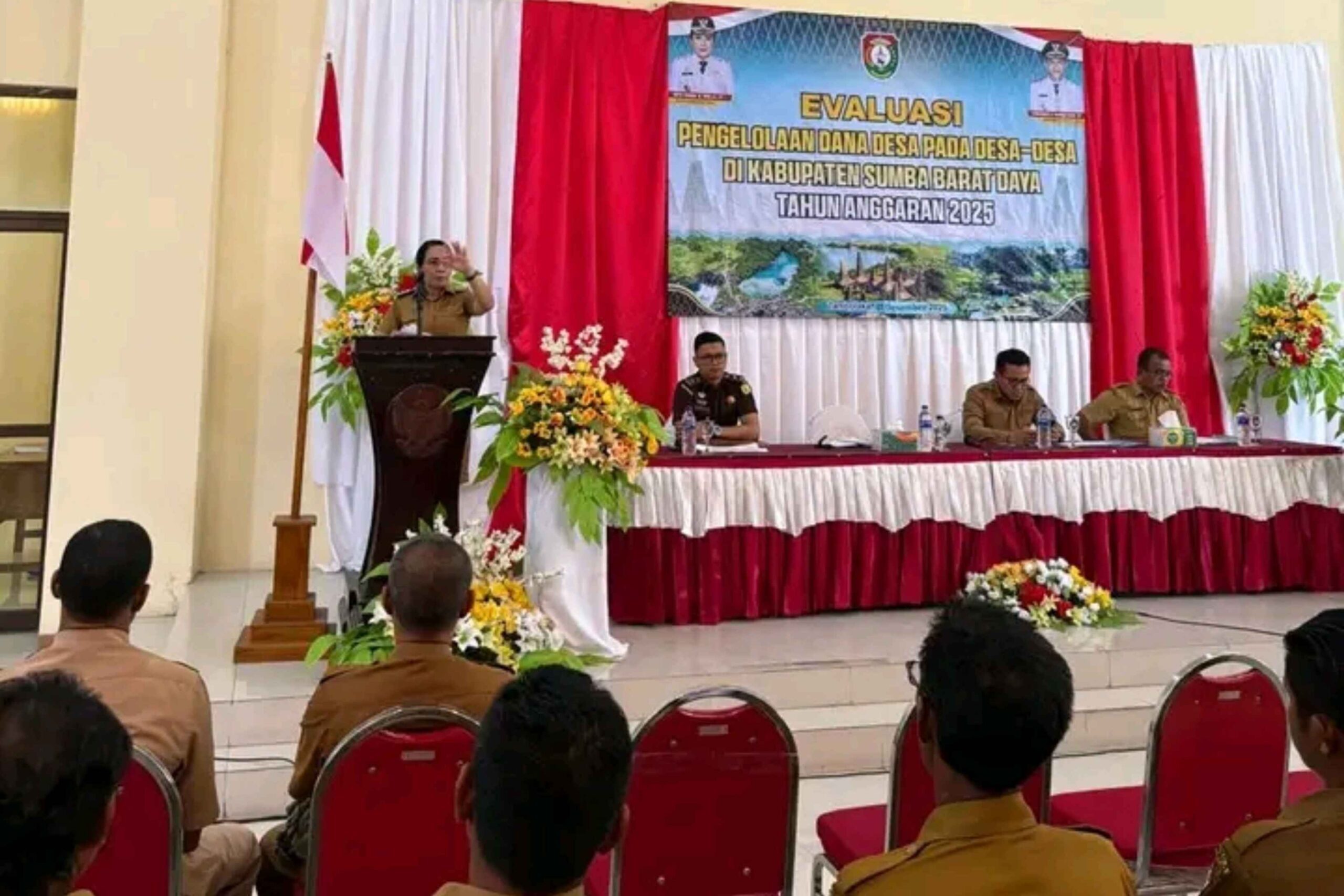 Bupati SBD, Ratu Ngadu Bonu Wulla, tekankan pentingnya integritas dan komitmen pemerintah desa dalam mengelola Dana Desa (Suarajarmas.id)