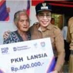 Bupati SBD, Ratu Ngadu Bonu Wulla, saat menyerahkan Bantuan Sosial Triwulan II, Tahun 2025 kepada masyarakat Desa Watu Kawula (Suarajarmas.id)