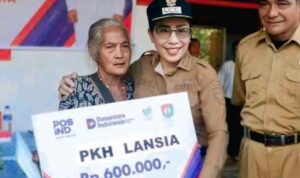 Bupati SBD, Ratu Ngadu Bonu Wulla, saat menyerahkan Bantuan Sosial Triwulan II, Tahun 2025 kepada masyarakat Desa Watu Kawula (Suarajarmas.id)